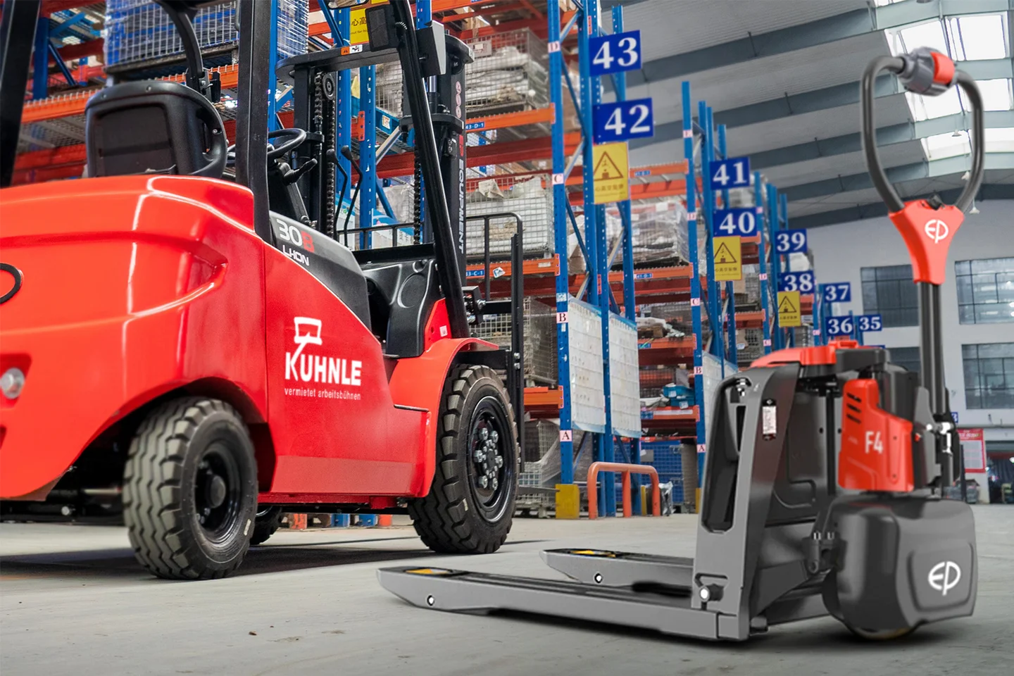 Stapler und Hubwagen, dahinter Lagerhalle mit hohen blauen Regalen.