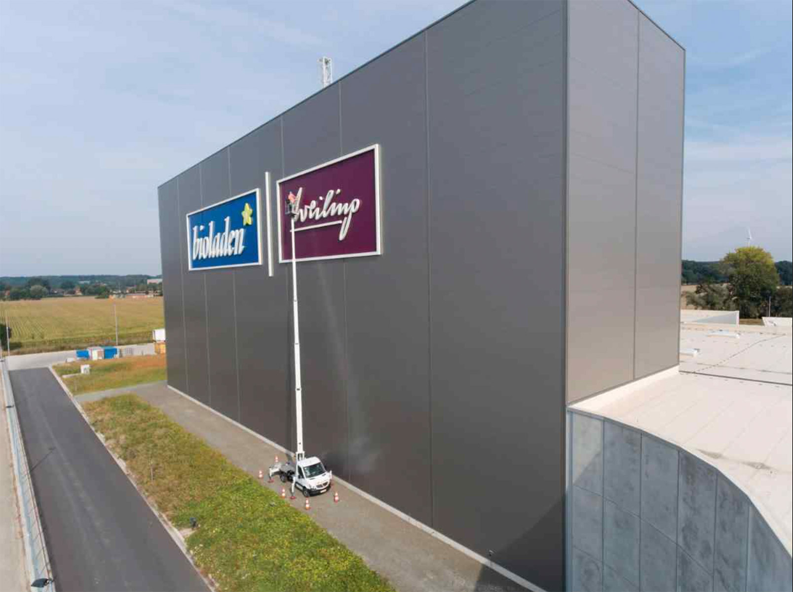 Rechteckiges Gebäude, umgeben von Wiese.